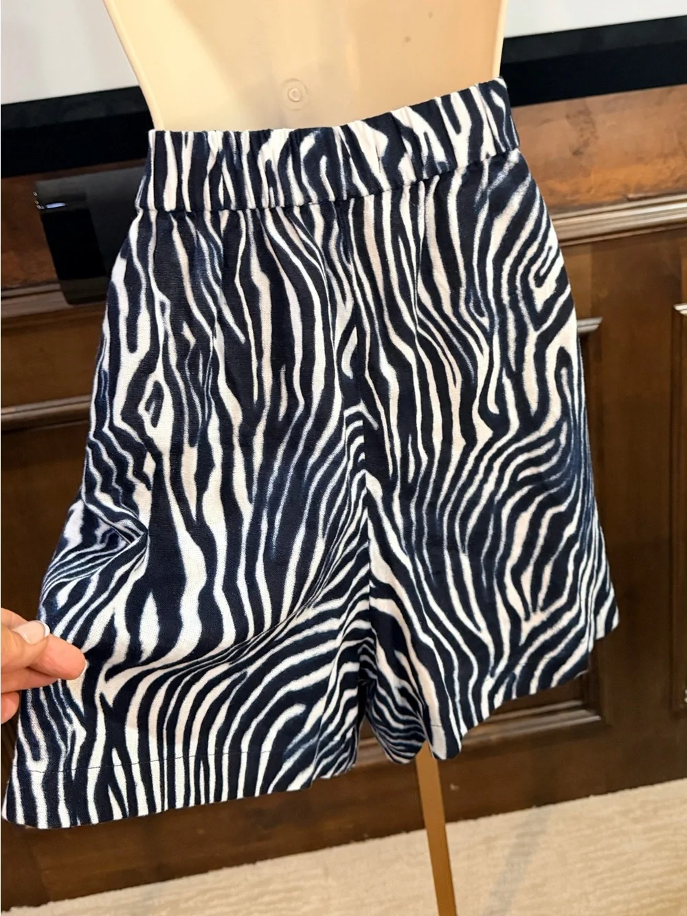 NWOT SIZE XL  Michael Kors High-Waist Zebra Print Shorts - Black & White